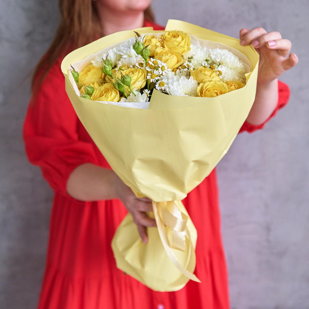 Солнечный букет с ромашкой и кустовой розой