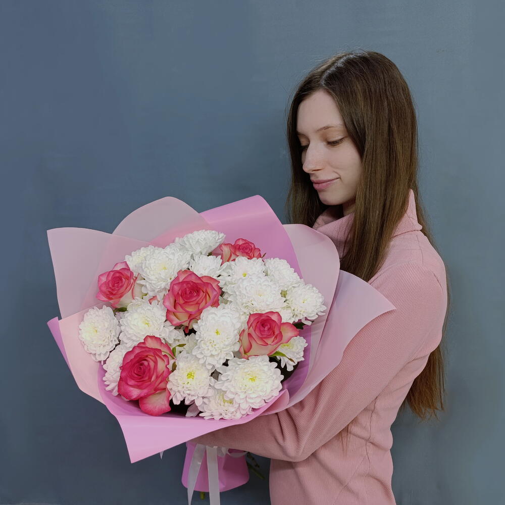 Букет из белых хризантем и нежных роз