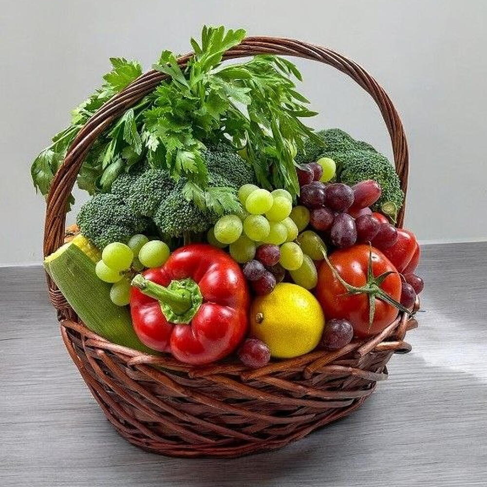Корзина с овощами и фруктами