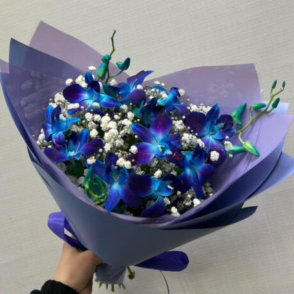 Букет из экзотичных орхидей и гипсофилой Космос  💜
