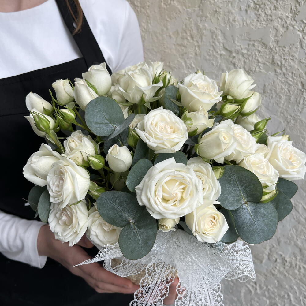 Плетёная корзинка с белыми розами и эвкалиптом