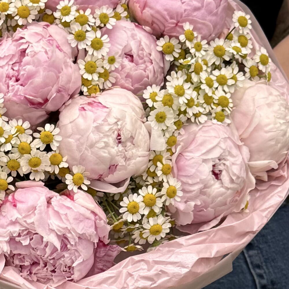 Букет пионов с ромашками