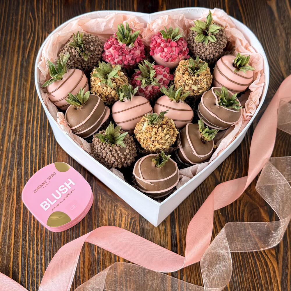 Клубника в шоколаде Сердце М + подарок от Vivienne Sabo — румяна MACARON