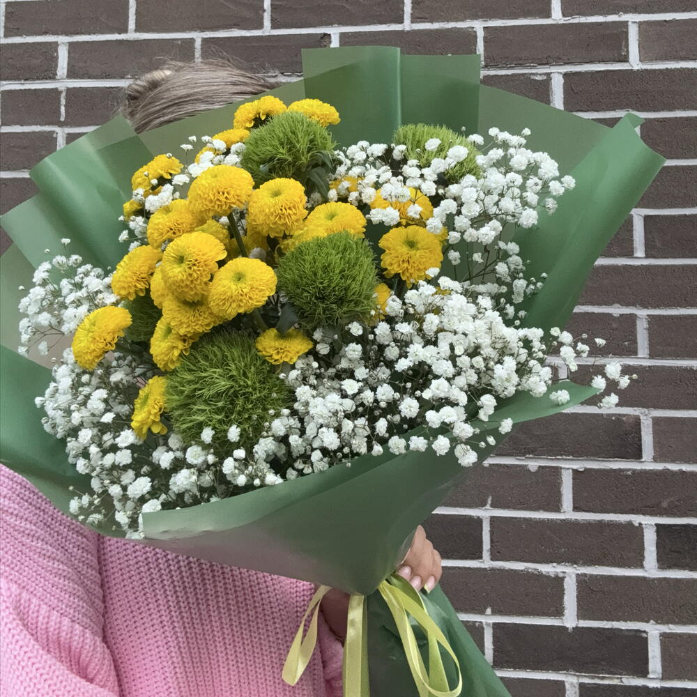 Букет из кустовых хризантем, гипсофилы и зелени