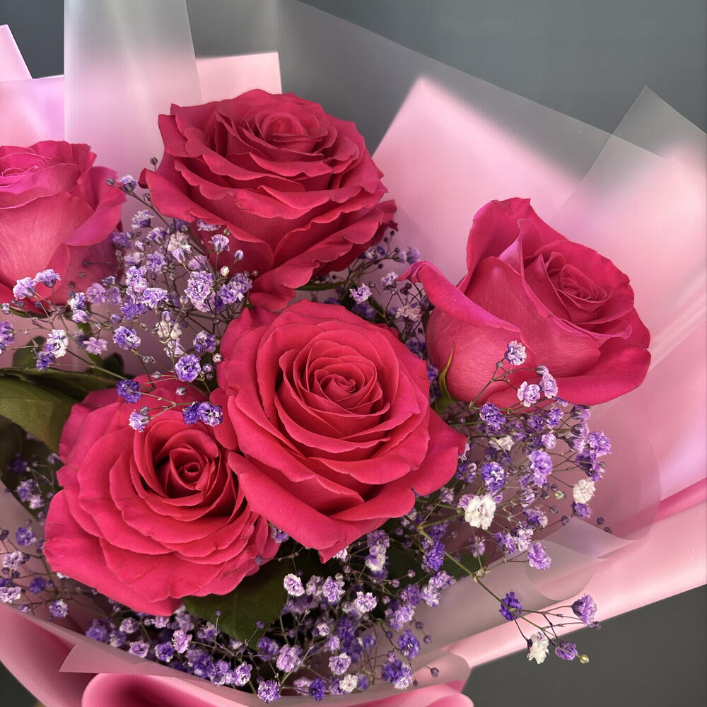 Букет ароматных малиновых роз с эвкалиптом🌸🩷🩷🩷🌸
