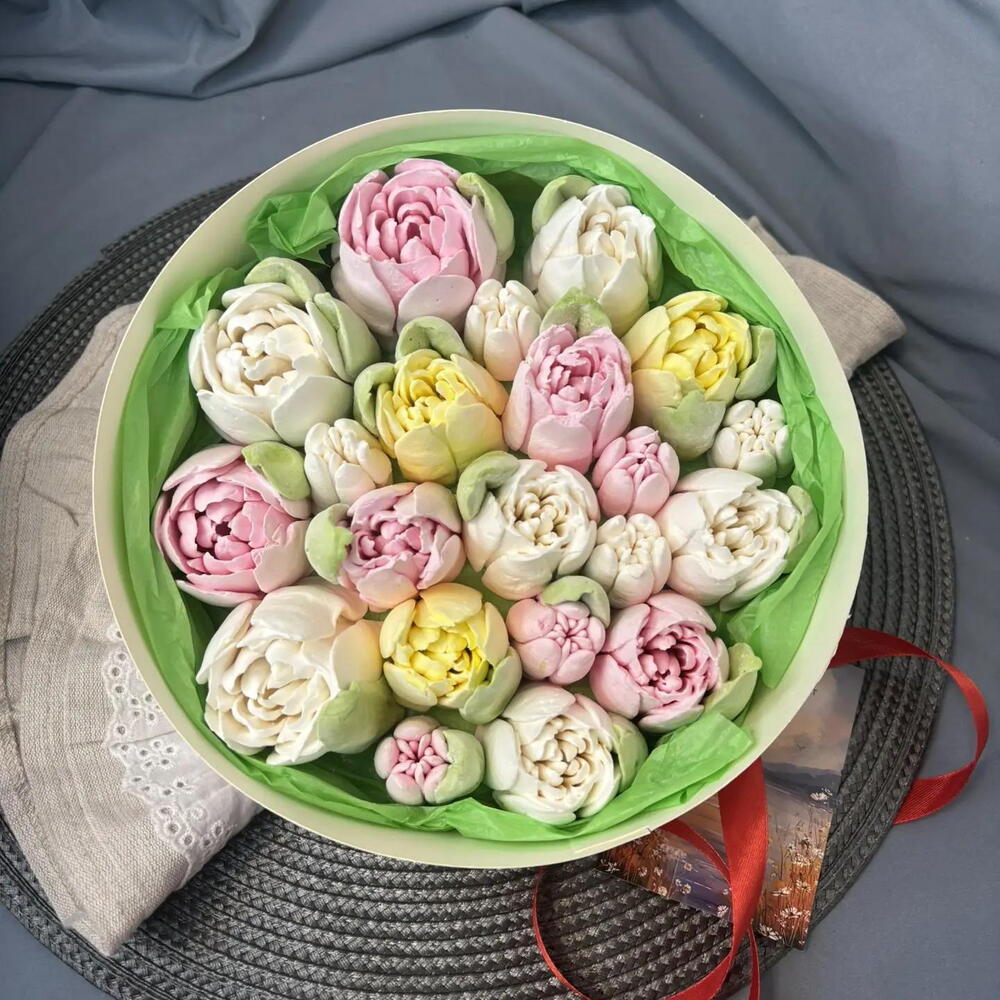 Зефирные тюльпаны микс в шляпной коробке