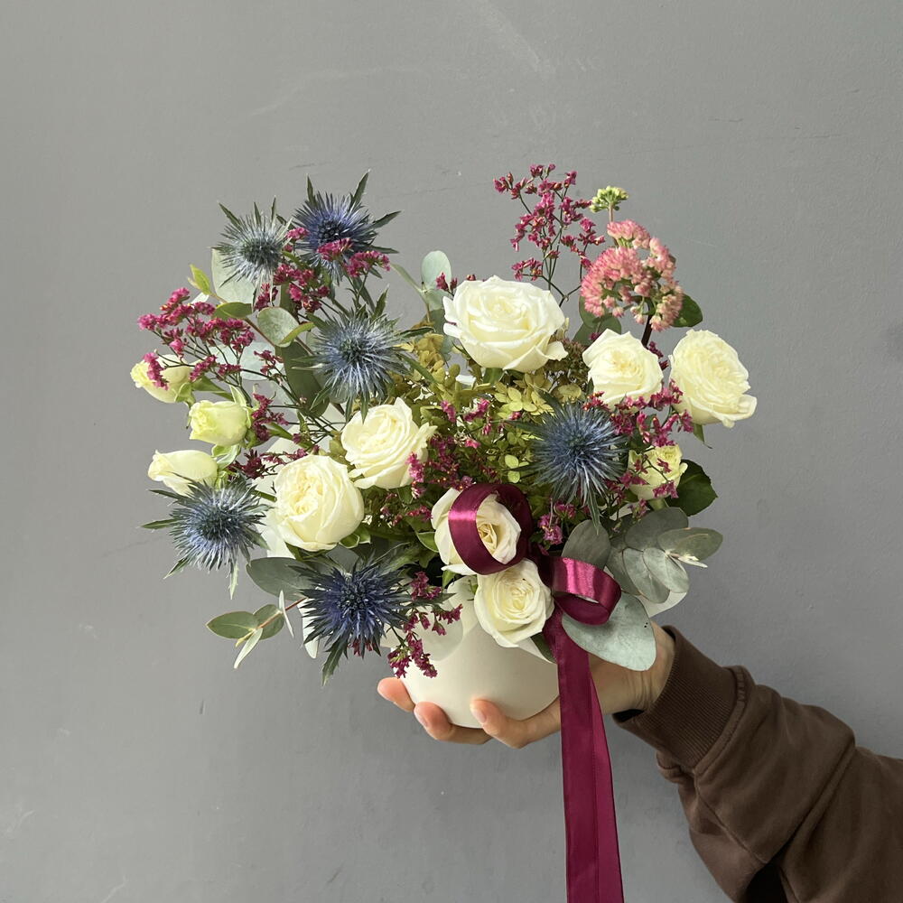 Композиция в шляпной коробке с садовыми цветами 🌸