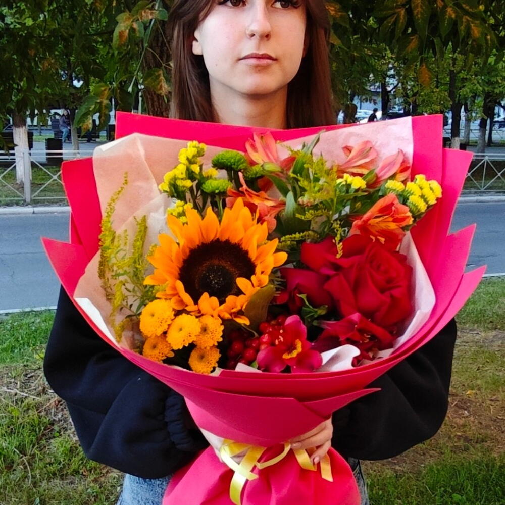 Букет с подсолнухом 🌻, альстромерией, французской розой и кустовой хризантемой от Цветочной студии Сантини