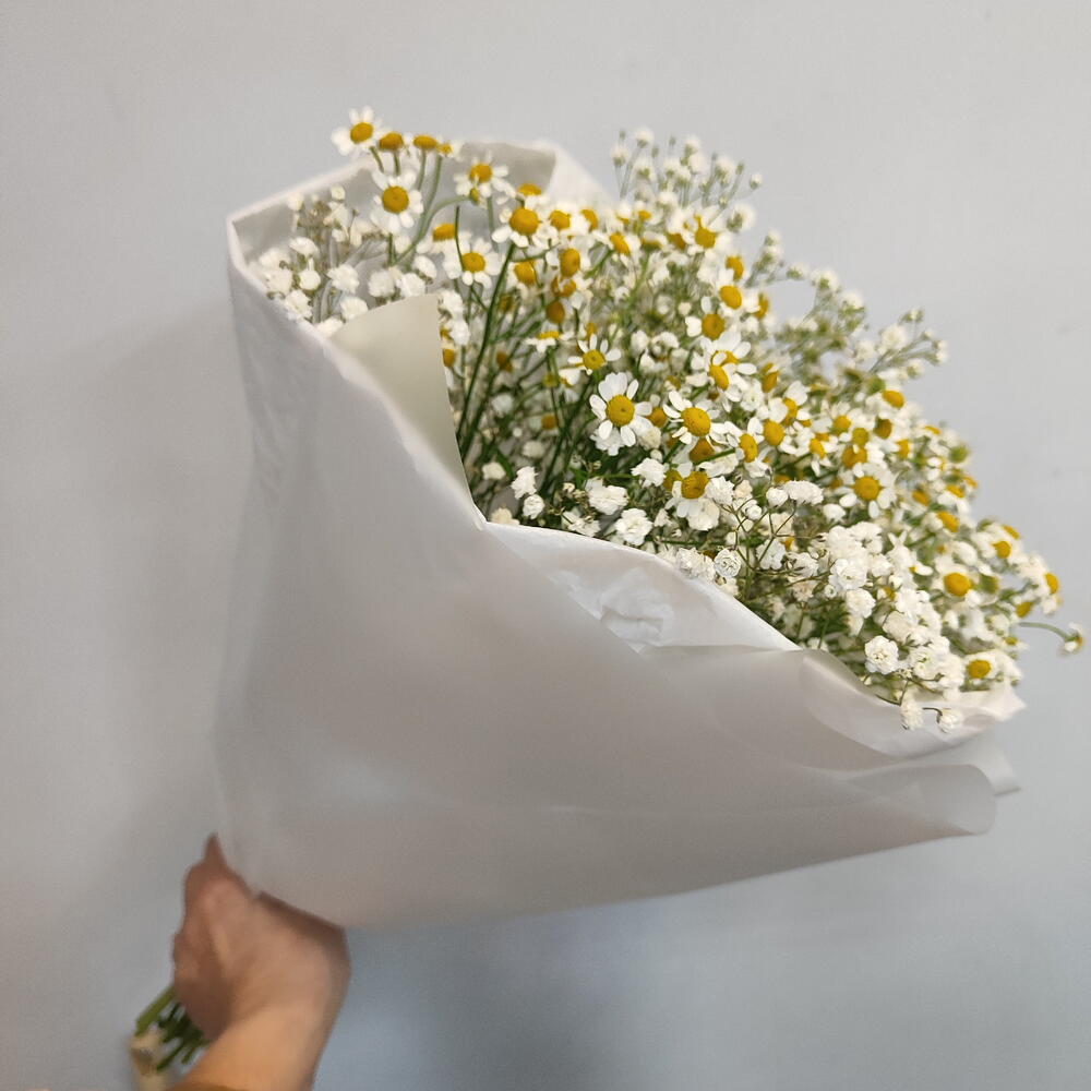 Букет с ромашками и гипсофилой