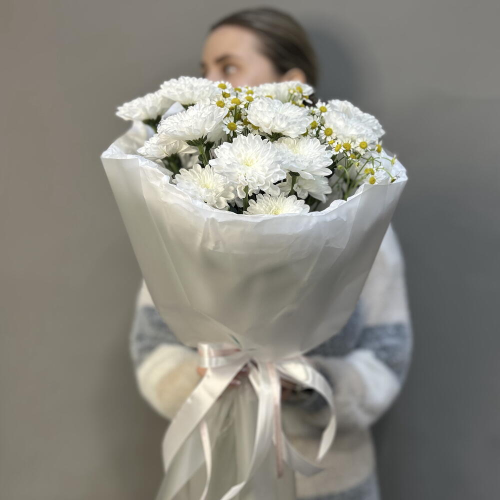 Букет «Для моей кокетки-конфетки» из кустовой хризантемы и матркиарии