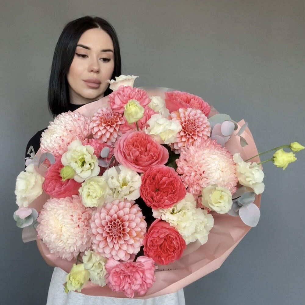 Сочный и яркий букет с акцентной розой 💋