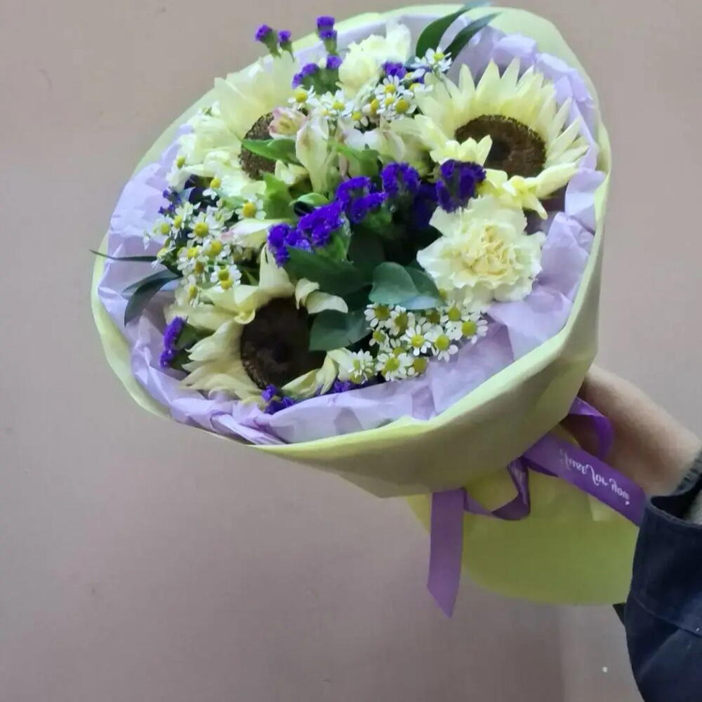 Букет с подсолнухами, статицей, альстромерией