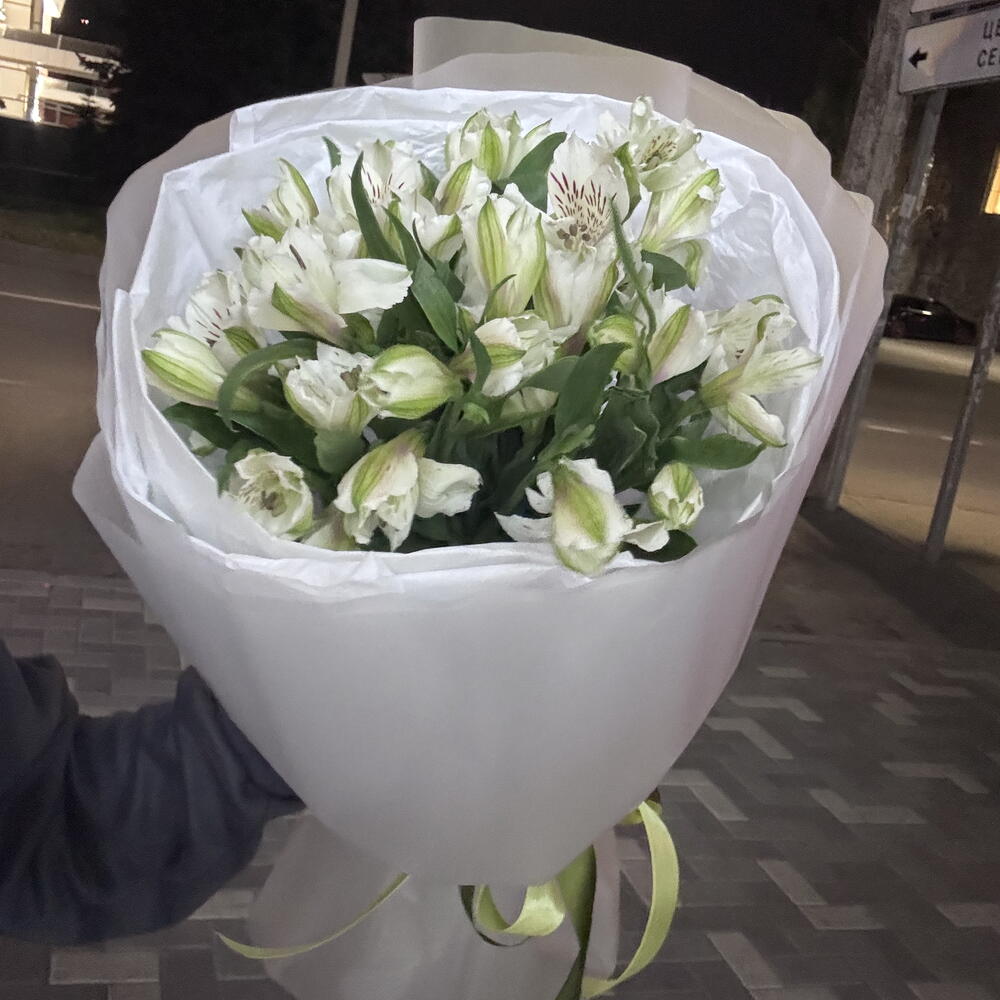 букет из альстромерии
