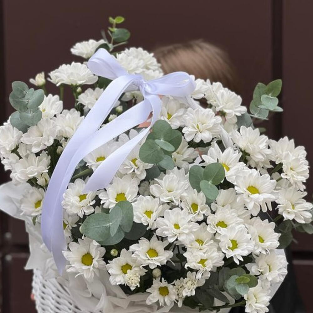 Корзина с ромашками "Вип" из хризантем ромашек и эвкалипта