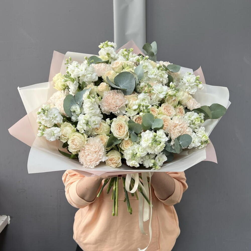 Большой букет с кустовыми розами, маттиолой и диантусами 🌸