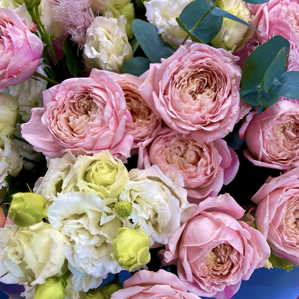 Букет кустовых роз с эустомой и аспарагус 🌸