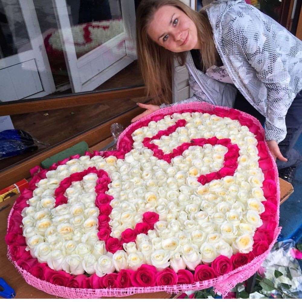 25 лет букет. букет из 101 розы. 25 лет букет. букет на 25 лет девушке. букет белых роз.