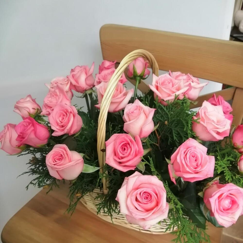 ✅ Корзина с розами
