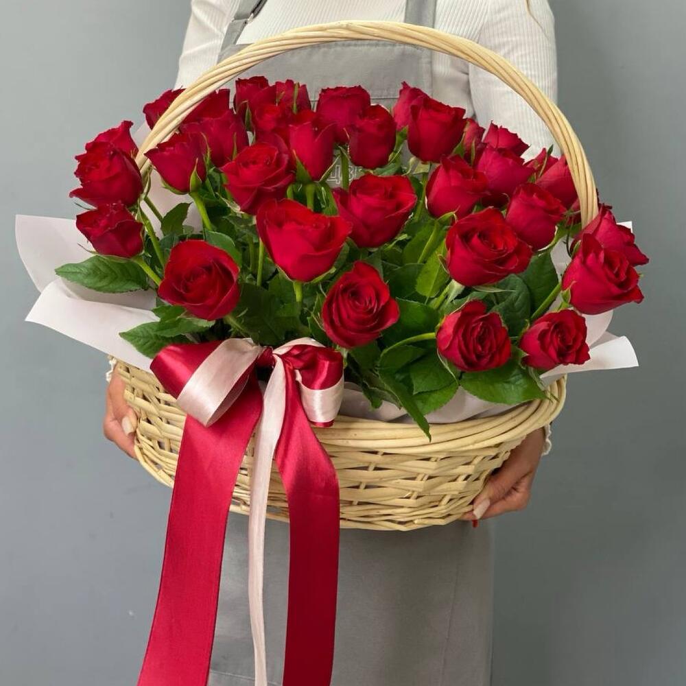 Корзина с 35 импортными розами кения