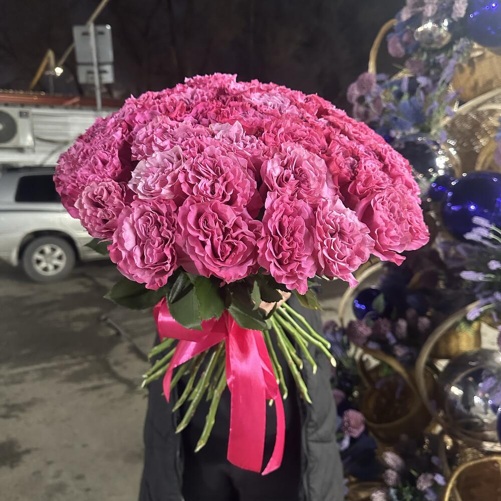 51 пионовидная Роза в живом оформление
