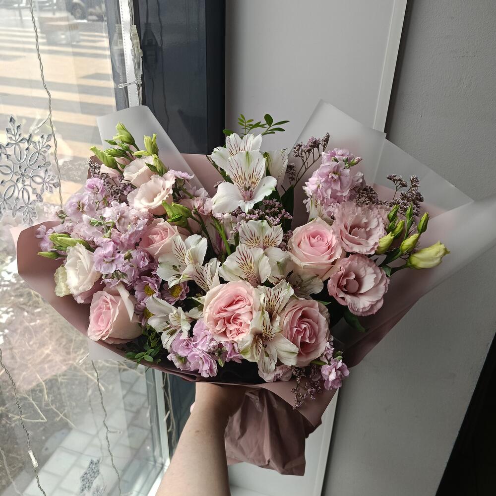 Букет с розами, альстромерией и матиоллой 💜Розы Дофаминовый букет На выпускной