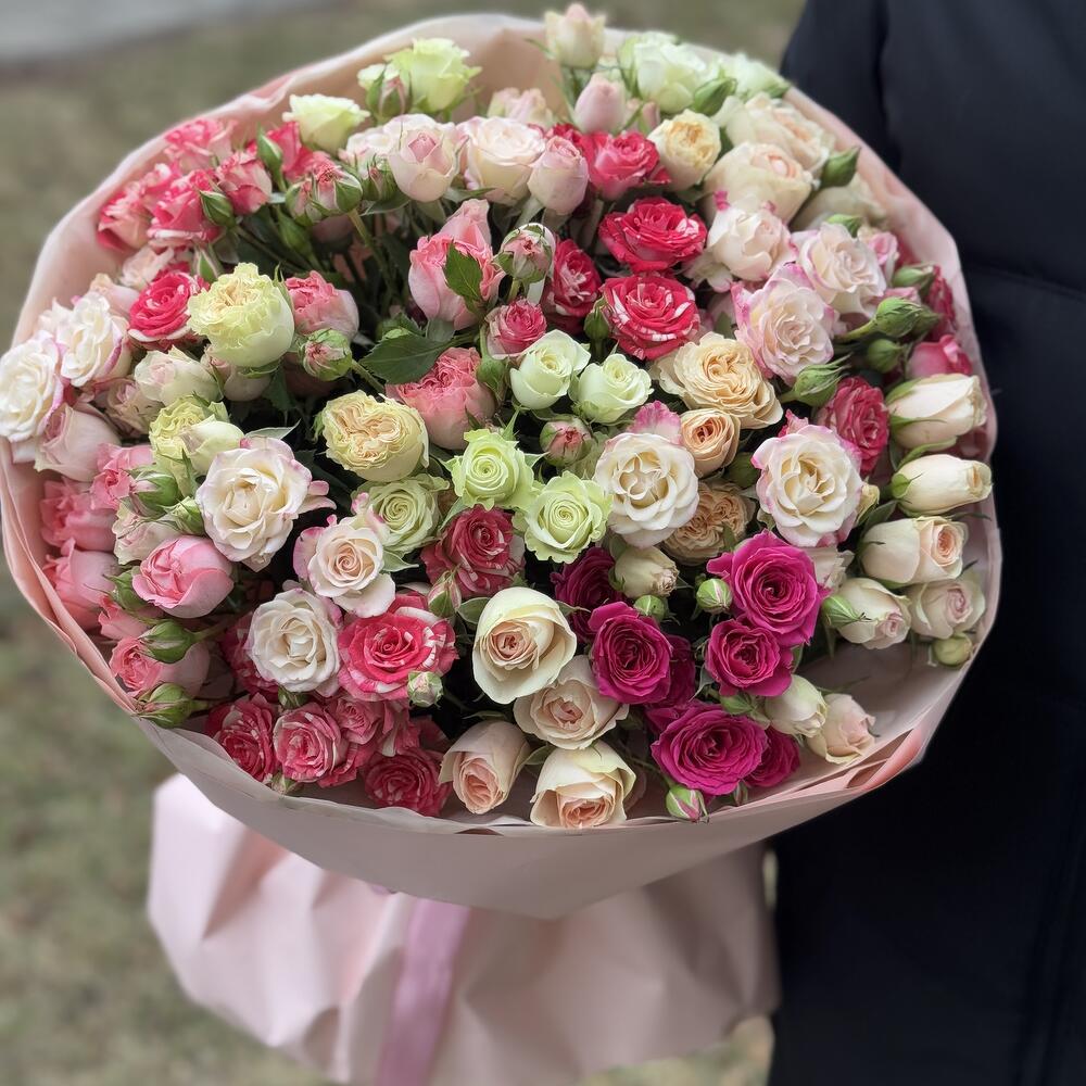 Шикарный букет из 45 кустовых роз
