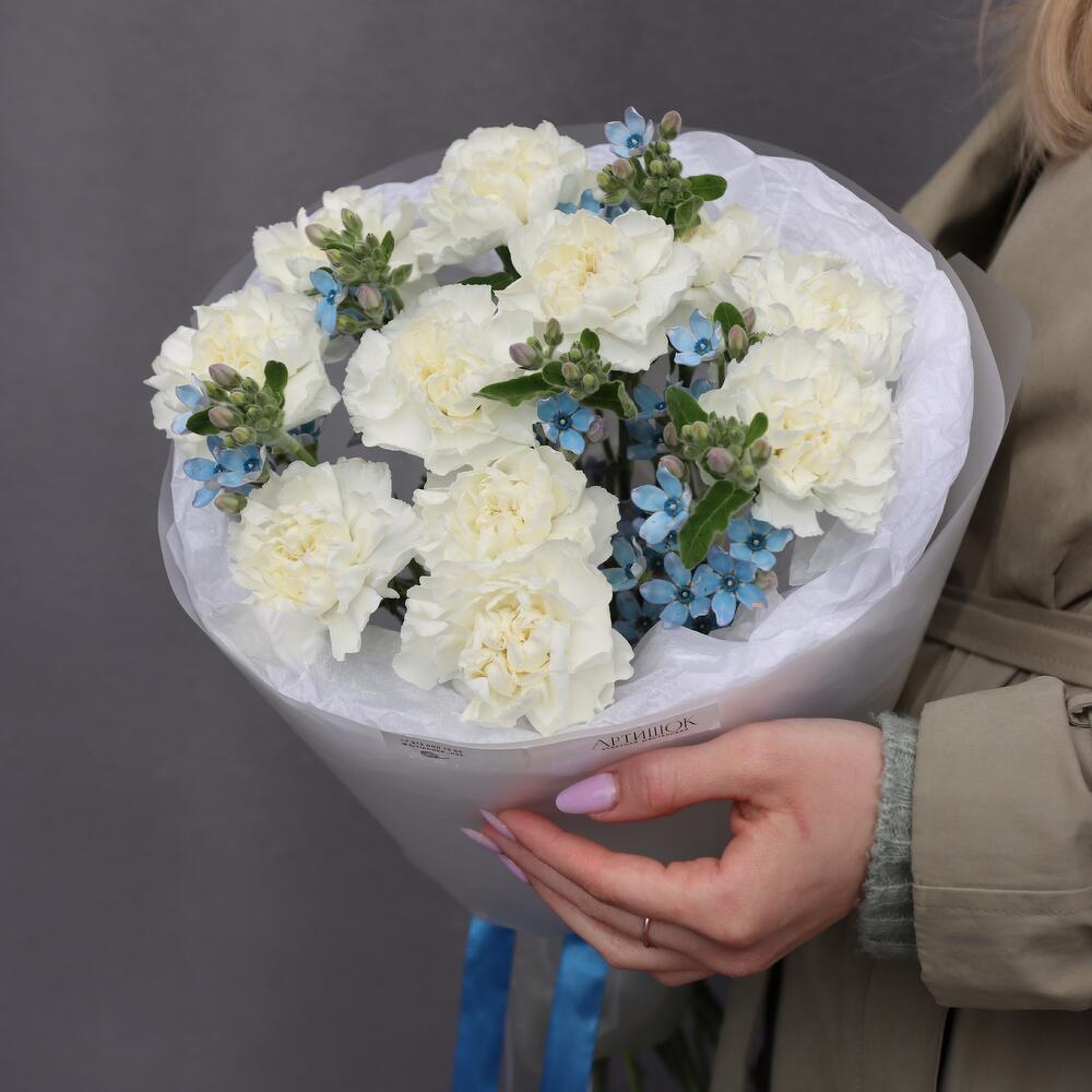 Букет белые гвоздики и твидия