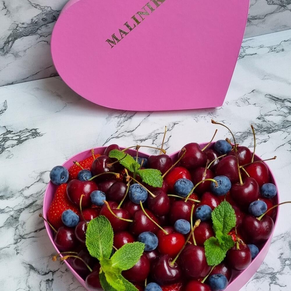 Коробка с черешней 🍒