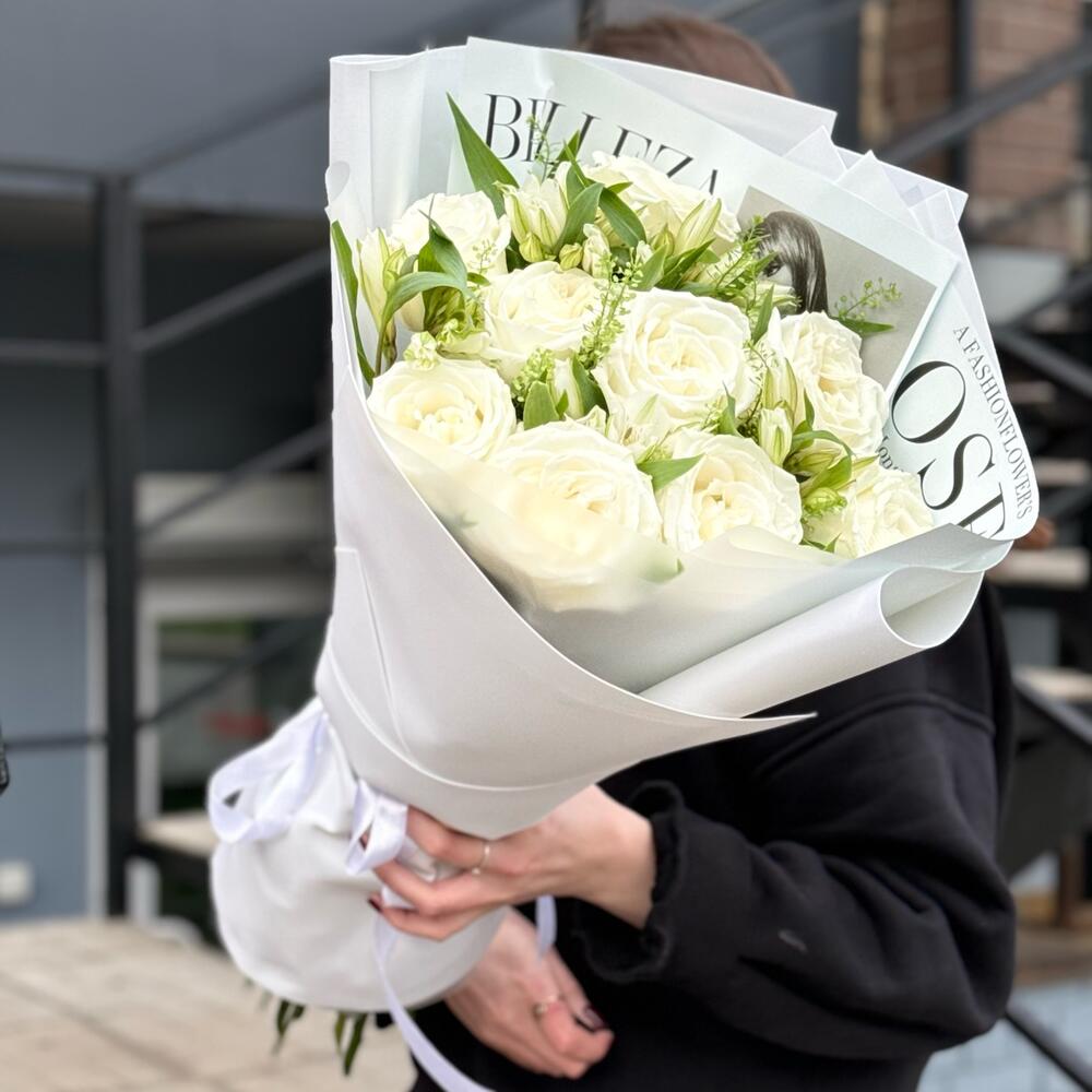 9 роз с альстромерией  в оформлении