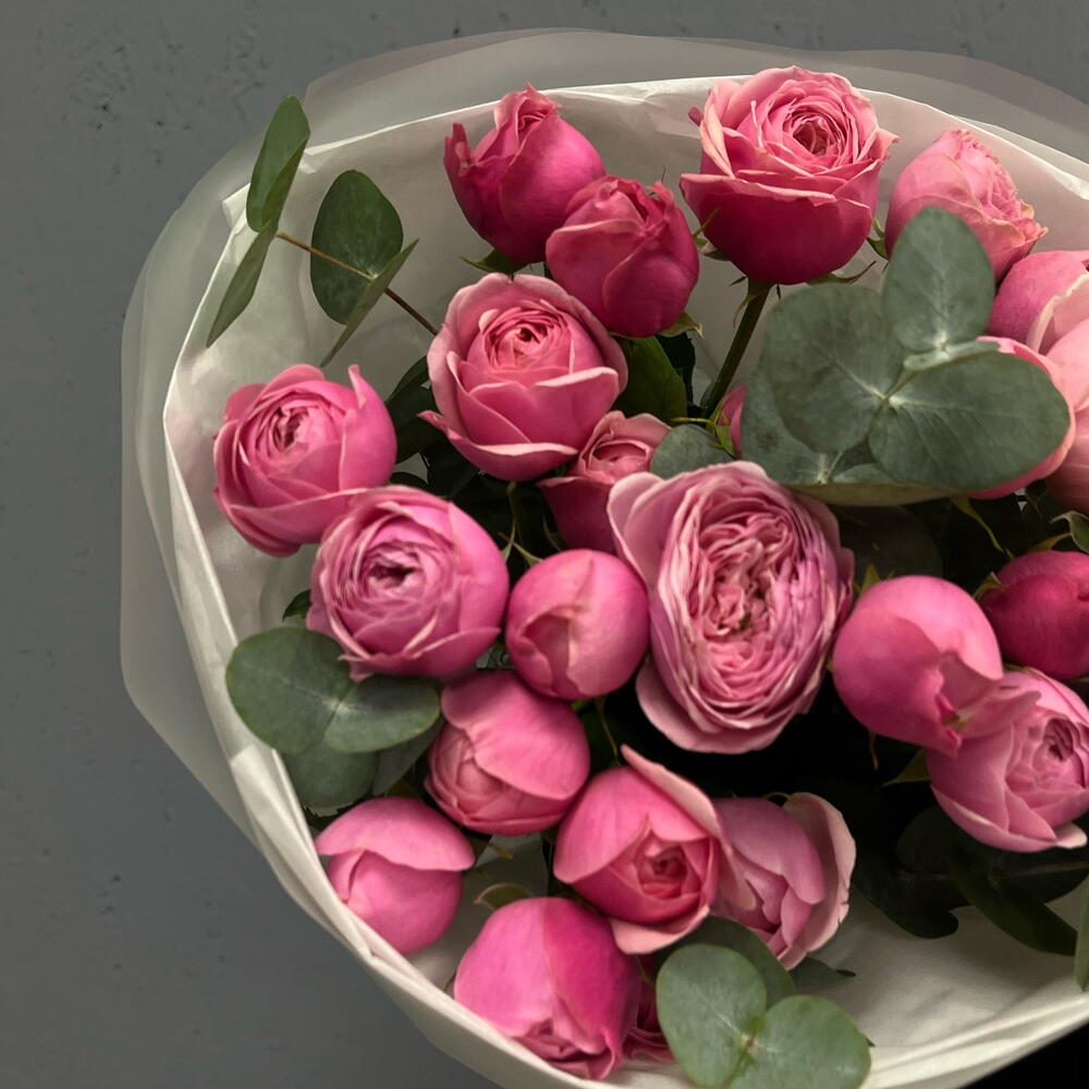 Розовый Шепот 🌸 Нежный букет из кустовых роз оттенков розового — от насыщенного малинового до нежно-пудрового