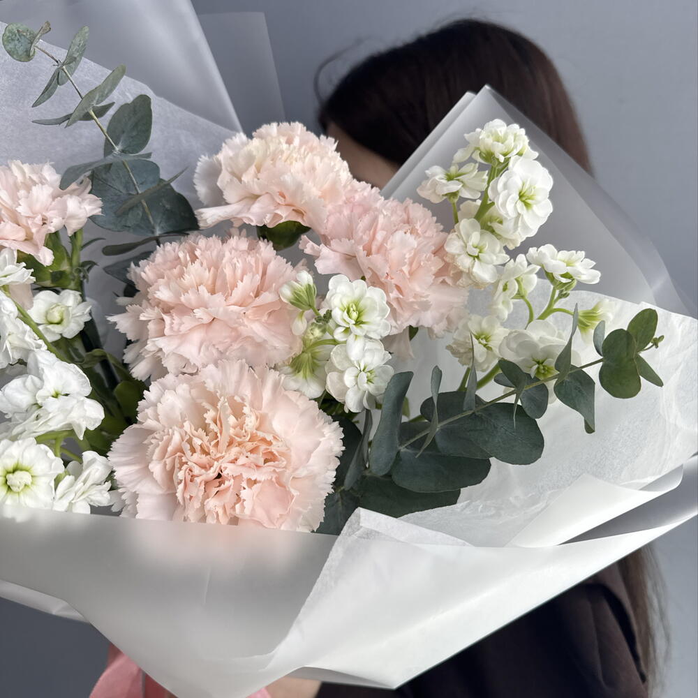 Авторский буке🥰т с белой маттиолой и нежно-персиковыми диантусами