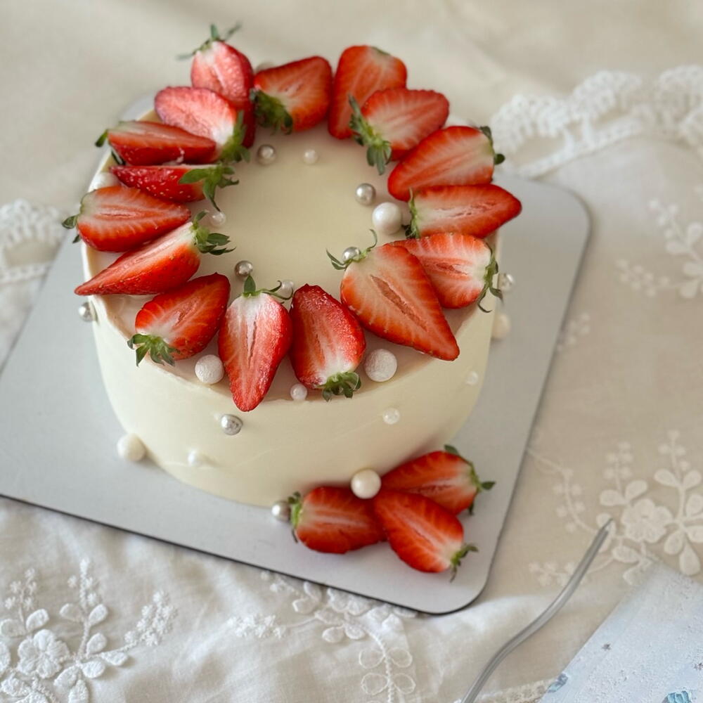 1 кг торт со свежей клубникой