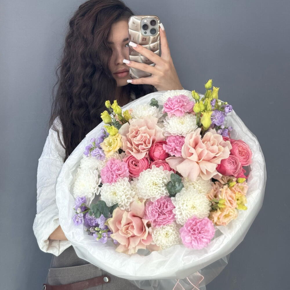 Авторский букет💐 с Француской Розой Пинк Мондиаль💕 сиреневой маттиолой💜и розовыми диантусами🩷