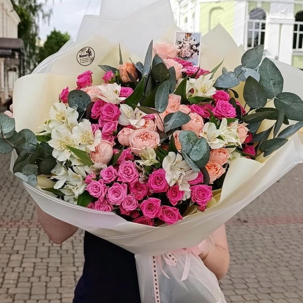Букет «Акцент» из кустовых роз, альстромерий и эвкалипта
