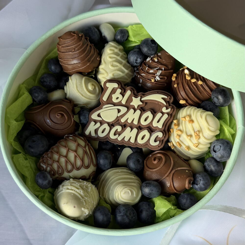 Клубника в шоколаде шляпная коробка мини (подарок учителю, маме, жене, дочке, сестре, коллеге, на день рождения)