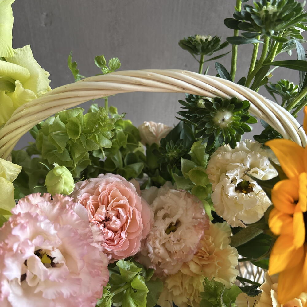 Солнечная композиция из подсолнухов, гладиолусов, кустовой пионовидной розы и Эустомы
