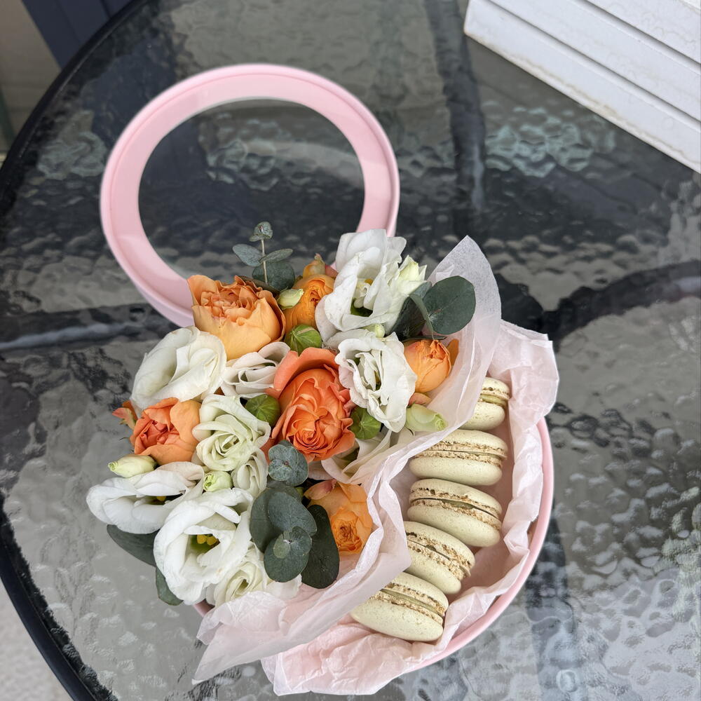 Коробка с цветами и макаронс фисташковый