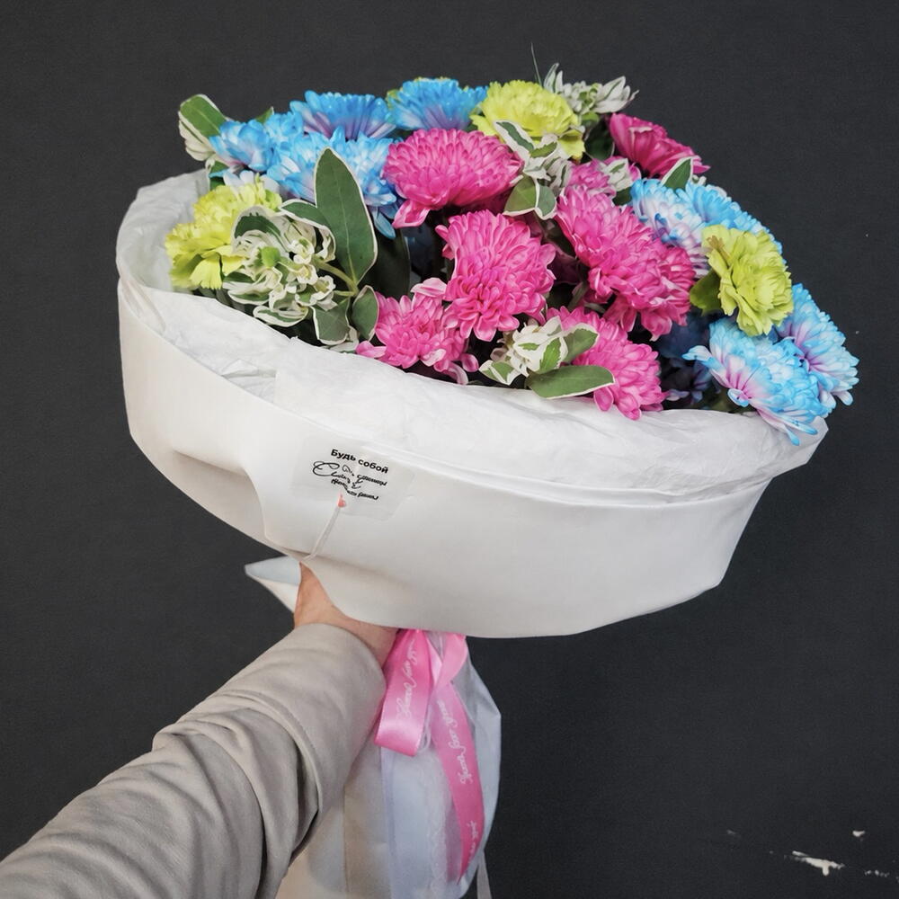 Очень яркий букет с разноцветными хризантемами и диантусами 🌸