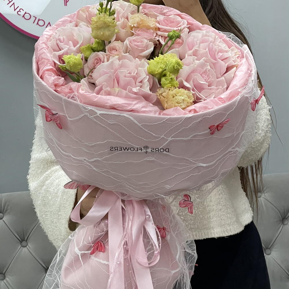 Букет с импортными розами и махровой эустомой в кружеве