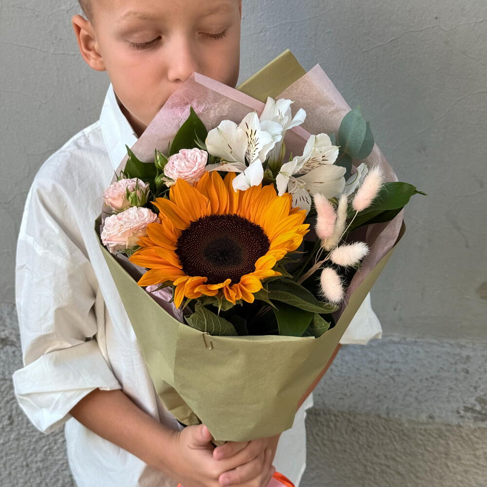 Яркий букет кустовая Роза, подсолнух, альстромерия, сухоцветы, эвкалипт. 1 сентября. Букет учителю. День знаний