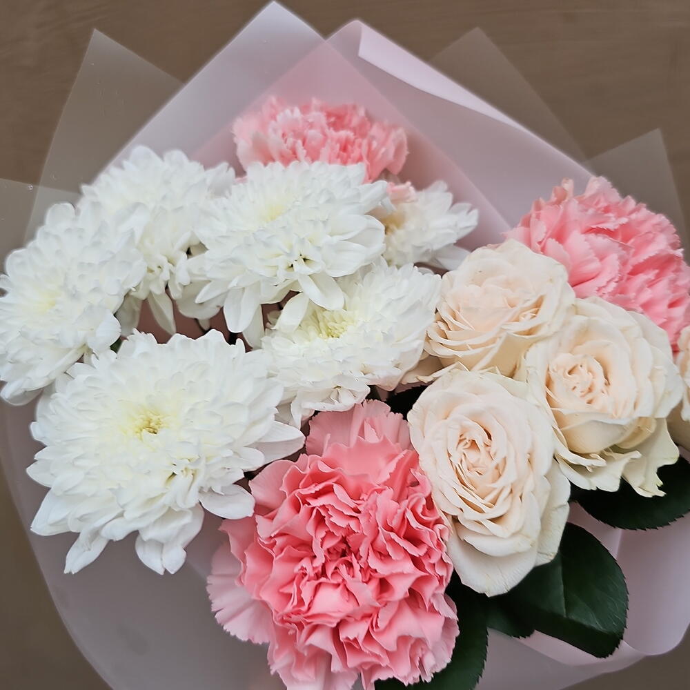 Букет на 1 сентября из кустовой хризантемы, розы и гвоздик