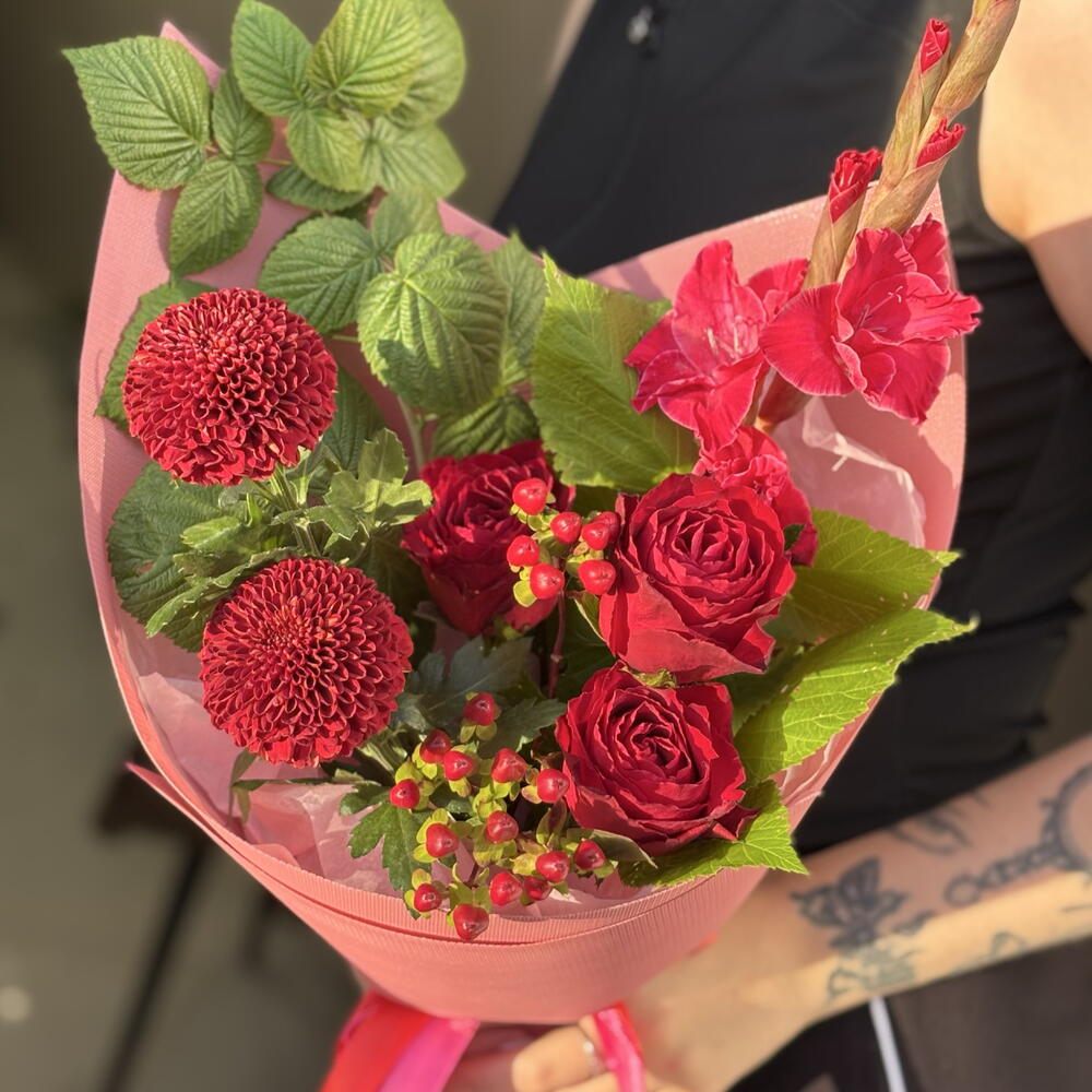 Букет на 1 сентября из красных роз с гладиолусом и хризантемами 🌹