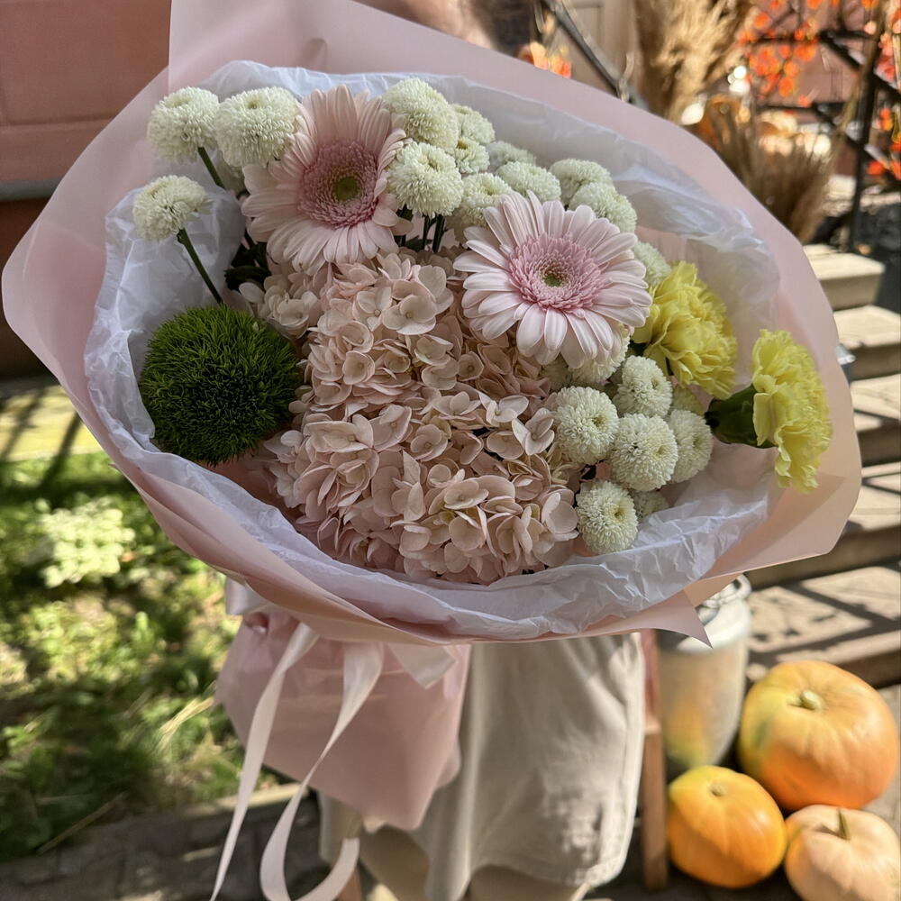 Сборный букет с диантусами, хризантемой, гермини