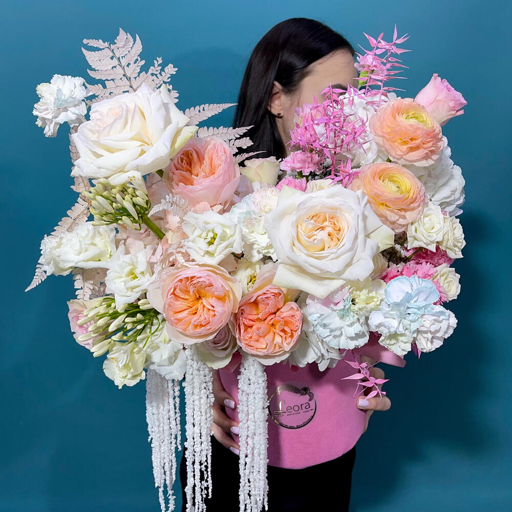 Flores en una Caja. Rosas peonías, hortensias y Dianthus. Composición 520. Leora Flowers casa de moda floral