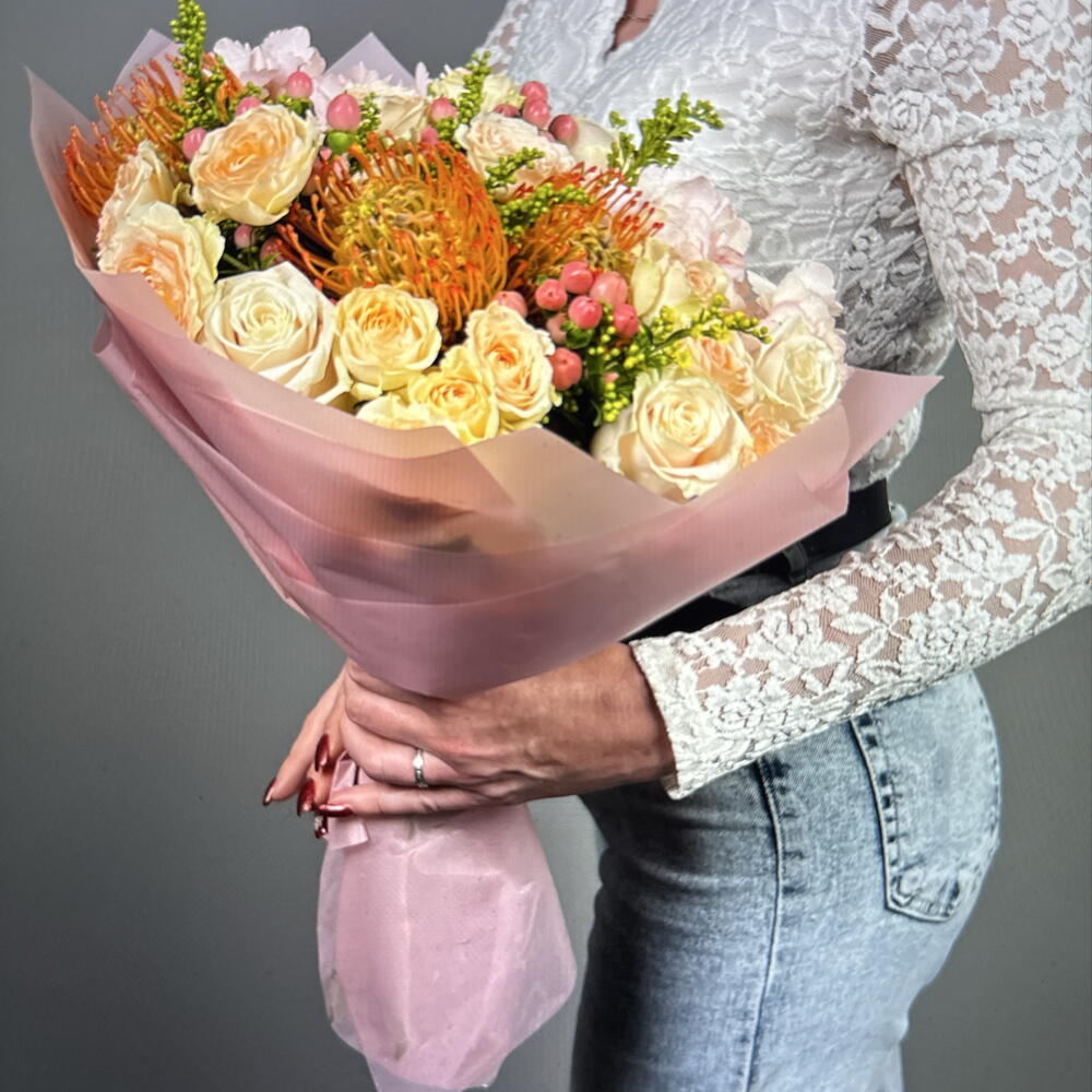 Нежный букет из гортензии, лейко, пастельной одноголовой и кустовой розы (39-0069)