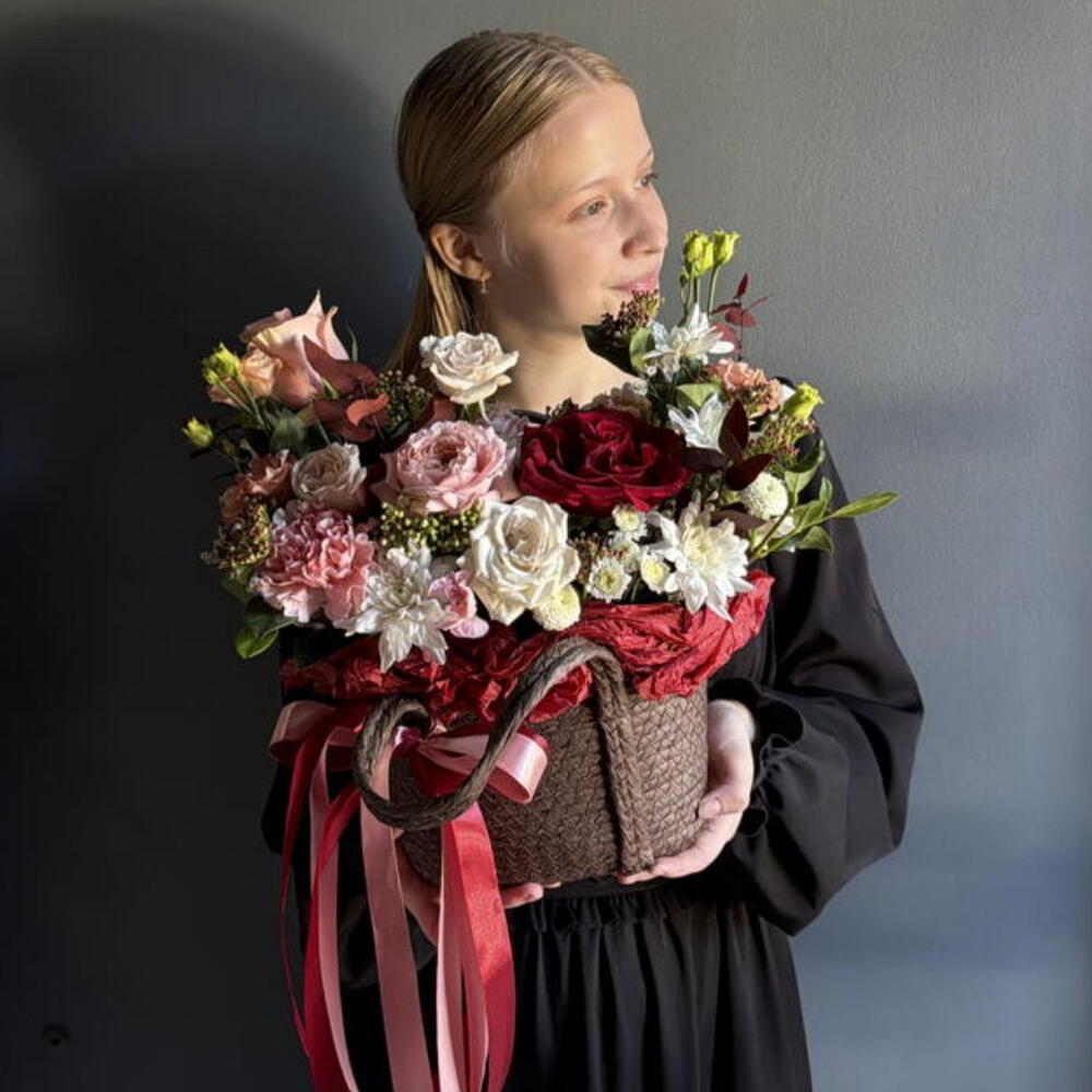 Яркая композиция в корзине из ажурных роз, сортовых хризантем, сочных гвоздик и изящной эустомы