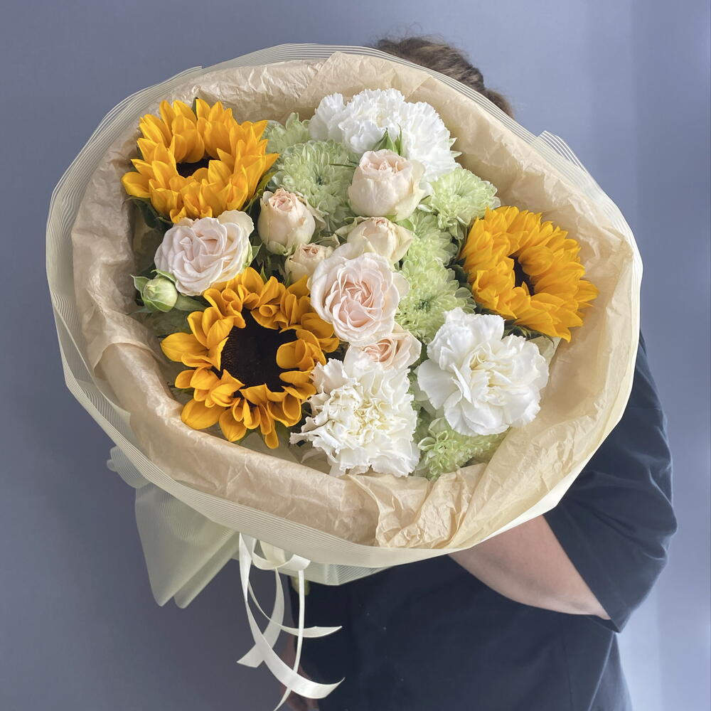 Букет комплимент 🌼 яркие подсолнухи 🌻🌻🌻 белоснежный диантус 🌿 пионовидная кустовая Роза 🩷