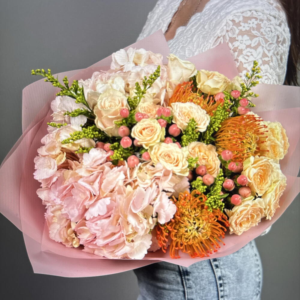 Нежный букет из гортензии, лейко, пастельной одноголовой и кустовой розы (39-0069)
