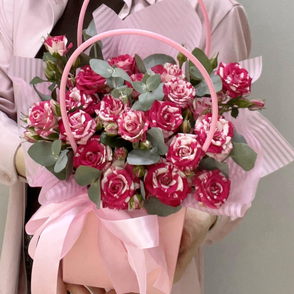 Композиция из кустовых роз с эвкалиптом🌸