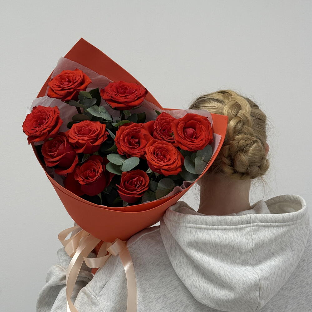 Яркий букет «Последний вечер лета🌹» с 11 розами и эвкалиптом💐